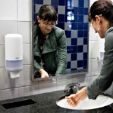 Tork Sıvı Sabun Dispenseri Büyük Beyaz resmi
